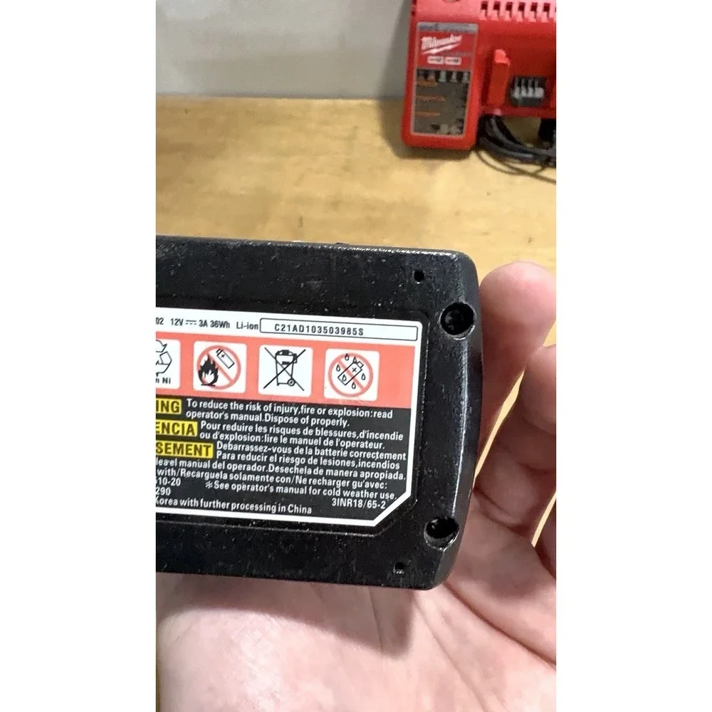 Milwaukee 48-59-1812 M18 & M12 Multi-Volt Battery Charger & M12 Bat (48-59-1812)